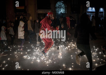 Barcelone, Catalogne, Espagne. Jan 21, 2018. À Barcelone un diable s'exécute au milieu de la pyrotechnie pendant un correfoc (runfire) pour le festival local du quartier Festes de Sant Antoni. Correfocs, une vieille tradition où les gens habillés en démons exploser des pétards et des fusées éclairantes, prendre part à de nombreux festivals locaux de la Catalogne. Crédit : Jordi Boixareu/ZUMA/Alamy Fil Live News Banque D'Images