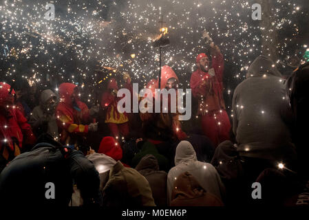 Barcelone, Catalogne, Espagne. Jan 21, 2018. Diables à Barcelone et profiter de fêtards au milieu de la pyrotechnie pendant un correfoc (runfire) pour le festival local du quartier Festes de Sant Antoni. Correfocs, une vieille tradition où les gens habillés en démons exploser des pétards et des fusées éclairantes, prendre part à de nombreux festivals locaux de la Catalogne. Crédit : Jordi Boixareu/ZUMA/Alamy Fil Live News Banque D'Images