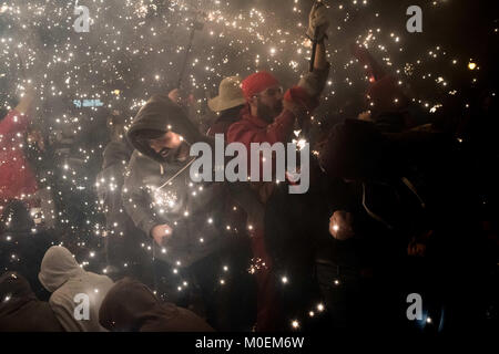 Barcelone, Catalogne, Espagne. Jan 21, 2018. Diables à Barcelone et profiter de fêtards au milieu de la pyrotechnie pendant un correfoc (runfire) pour le festival local du quartier Festes de Sant Antoni. Correfocs, une vieille tradition où les gens habillés en démons exploser des pétards et des fusées éclairantes, prendre part à de nombreux festivals locaux de la Catalogne. Crédit : Jordi Boixareu/ZUMA/Alamy Fil Live News Banque D'Images