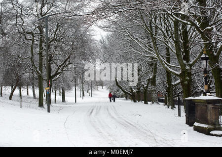 Glasgow, Royaume-Uni. Jan 21, 2018. Les scènes hivernales dans la région de Glasgow Green avec des personnes à profiter de la neige Crédit : Tony Clerkson/Alamy Live News Banque D'Images