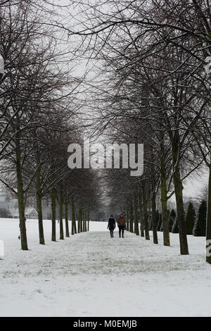 Glasgow, Royaume-Uni. Jan 21, 2018. Les scènes hivernales dans la région de Glasgow Green avec des personnes à profiter de la neige Crédit : Tony Clerkson/Alamy Live News Banque D'Images