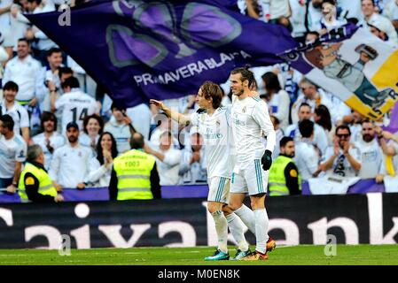 Madrid, Espagne. Jan 21, 2018. Real Madrid's Luca Modric (L) célèbre avec son coéquipier Gareth Bale lors d'un match de championnat espagnol entre le Real Madrid et le Deportivo de La Coruna à Madrid, Espagne, le 21 janvier 2018. Le Real Madrid a gagné 7-1. Credit : Juan Carlos/Xinhua/Alamy Live News Banque D'Images