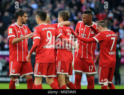 Munich, Allemagne. Jan 21, 2018. Les joueurs du Bayern de Munich, célébrer après avoir marqué lors d'un match de Bundesliga allemande entre le Bayern Munich et le Werder Brême, à Munich, Allemagne, le 21 janvier 2018. Le Bayern Munich a gagné 4-2. Crédit : Philippe Ruiz/Xinhua/Alamy Live News Banque D'Images