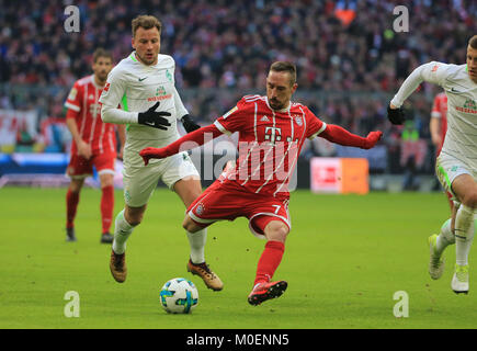 Munich, Allemagne. Jan 21, 2018. Le Bayern de Munich, Franck Ribéry (C) pousses durant un match de Bundesliga allemande entre le Bayern Munich et le Werder Brême, à Munich, Allemagne, le 21 janvier 2018. Le Bayern Munich a gagné 4-2. Crédit : Philippe Ruiz/Xinhua/Alamy Live News Banque D'Images