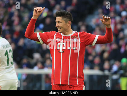 Munich, Allemagne. Jan 21, 2018. Le Bayern de Munich, Robert Lewandowski réagit au cours d'un match de Bundesliga allemande entre le Bayern Munich et le Werder Brême, à Munich, Allemagne, le 21 janvier 2018. Le Bayern Munich a gagné 4-2. Crédit : Philippe Ruiz/Xinhua/Alamy Live News Banque D'Images