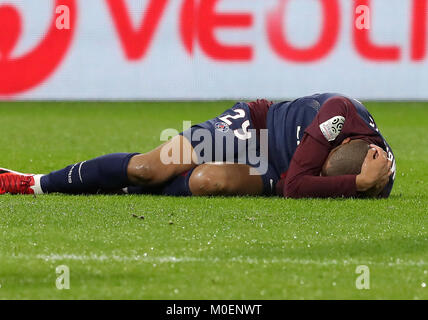 Lyon. Jan 21, 2018. Kylian Mbappe de Paris Saint-Germain est blessé pendant le match entre Paris Saint-Germain et Lyon de Ligue 1 saison 2017-2018 22ème tour à Lyon, France le 21 janvier 2018. Lyon a gagné 2-1. Crédit : Olivier Farin/Xinhua/Alamy Live News Banque D'Images