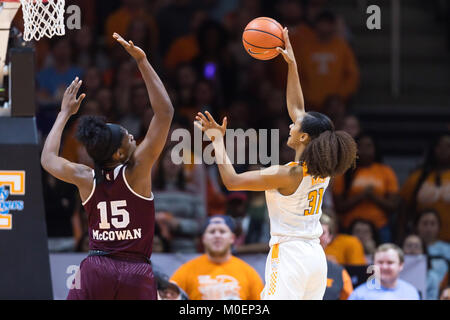 21 janvier 2018 : Jaime Nared # 31 de l'Ohio Lady bénévoles tire la balle plus Teaira McCowan # 15 de la Mississippi State Bulldogs Dame pendant le match de basket-ball de NCAA entre l'Université du Tennessee Lady bénévoles et la Mississippi State Bulldogs à Thompson Boling Arena de Knoxville TN Tim Gangloff/CSM Banque D'Images