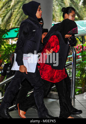 SHAH ALAM, en Malaisie - le 22 janvier : Robert Poitou indonésienne Siti escorté par la Police Royale de Malaisie en tant qu'elle arrive pour une audience à la cour de Shah Alam, Kuala Lumpur à l'extérieur de la Chambre le 22 janvier 2018. Deux femmes a plaidé non coupable le 2 octobre à assassiner le demi-frère du chef de la Corée du Nord, ils sont accusés de le tuer dans une attaque d'armes chimiques à un aéroport de Kuala Lumpur, accostage par lui et macule l'agent neurotoxique VX sur son visage . Credit : Samsul dit/AFLO/Alamy Live News Banque D'Images