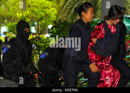 SHAH ALAM, en Malaisie - 22 janvier : le Vietnamien Doan Thi Huong (rouge) escorté par la Police Royale de Malaisie en tant qu'elle arrive pour une audience à la cour de Shah Alam, Kuala Lumpur à l'extérieur de la Chambre le 22 janvier 2018. Deux femmes a plaidé non coupable le 2 octobre à assassiner le demi-frère du chef de la Corée du Nord, ils sont accusés de le tuer dans une attaque d'armes chimiques à un aéroport de Kuala Lumpur, accostage par lui et macule l'agent neurotoxique VX sur son visage . Credit : Samsul dit/AFLO/Alamy Live News Banque D'Images