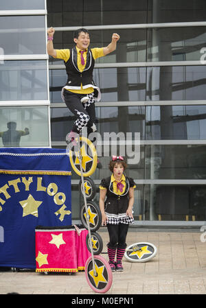 Christchurch, Canterbury, Nouvelle-Zélande. 22 janvier, 2018. Duo primé Witty Look -champion du monde de monocycle DAIKI IZUMIDA et clown acrobatique CHIHARU (chauds) KUNISHIMA de Tokyo, Japon - effectue à la 25e World Buskers Festival. Certains des meilleurs musiciens de la scène sont au festival de rue de 10 jours. Credit : PJ Heller/ZUMA/Alamy Fil Live News Banque D'Images