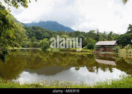 Lac de la Sarawak Kuching à Culture Village. Borneo, Malaisie Banque D'Images