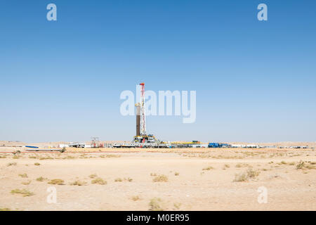 Plate-forme de forage gazier ou pétrolier, moyen-Orient, péninsule arabique, activité industrielle au milieu du désert et du paysage aride du moyen-Orient Banque D'Images