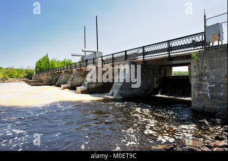 C'est le barrage Latchford, contrôlant le mofms l'eau du lac Bay et la rivière Montréal Banque D'Images