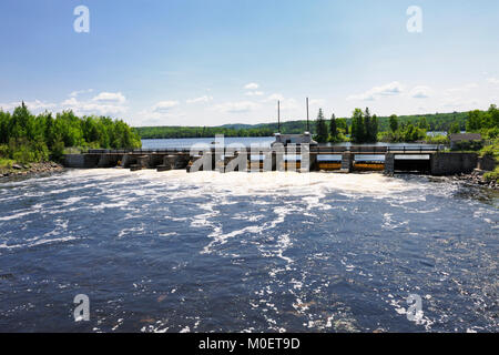 C'est le barrage Latchford, contrôlant le mofms l'eau du lac Bay et la rivière Montréal Banque D'Images