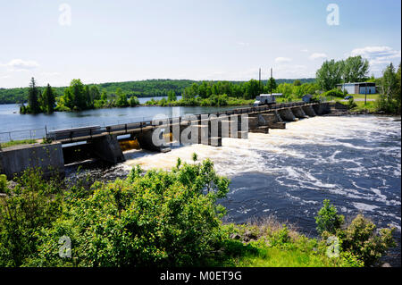 C'est le barrage Latchford, contrôlant le mofms l'eau du lac Bay et la rivière Montréal Banque D'Images