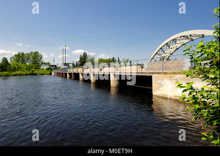 C'est le barrage Latchford, contrôlant le mofms l'eau du lac Bay et la rivière Montréal Banque D'Images