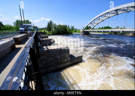 C'est le barrage Latchford, contrôlant le mofms l'eau du lac Bay et la rivière Montréal Banque D'Images