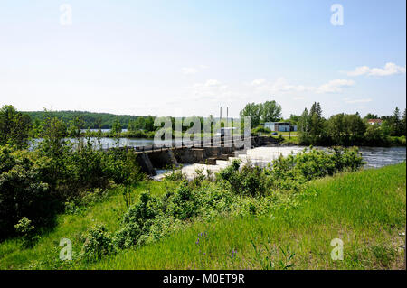 C'est le barrage Latchford, contrôlant le mofms l'eau du lac Bay et la rivière Montréal Banque D'Images