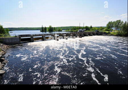 C'est le barrage Latchford, contrôlant le mofms l'eau du lac Bay et la rivière Montréal Banque D'Images