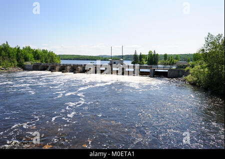 C'est le barrage Latchford, contrôlant le mofms l'eau du lac Bay et la rivière Montréal Banque D'Images