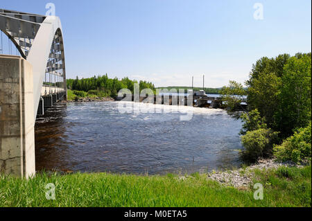 C'est le barrage Latchford, contrôlant le mofms l'eau du lac Bay et la rivière Montréal Banque D'Images