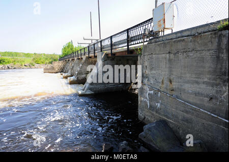 C'est le barrage Latchford, contrôlant le mofms l'eau du lac Bay et la rivière Montréal Banque D'Images