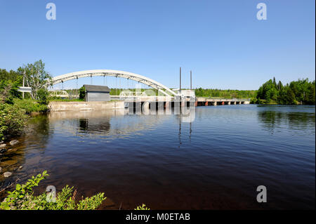 C'est le barrage Latchford, contrôlant le mofms l'eau du lac Bay et la rivière Montréal Banque D'Images