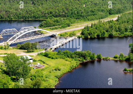 C'est une photographie aérienne du barrage Latchford, entre le lac Bay et la rivière Montréal Banque D'Images