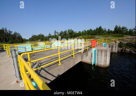 La petite chaudière barrage est l'un des trois barrages de contrôle l'eau du lac Nipissing à la rivière des Français Banque D'Images