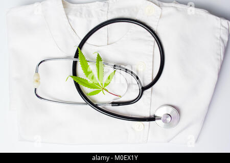 Des feuilles et de la marijuana médicale stéthoscope sur fond costume Banque D'Images