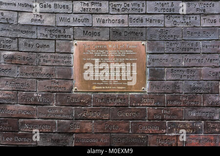 Des briques avec les noms des artistes de musique sur le mur de la renommée de la Cavern Club, Liverpool, Merseyside, Royaume-Uni Banque D'Images