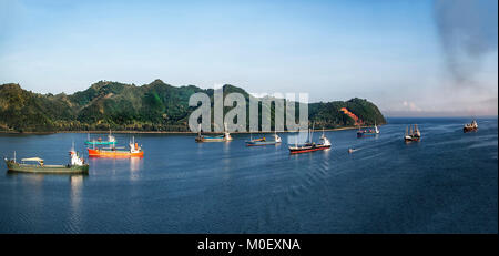 Bateaux à voile à proximité de l'île de Flores, en Indonésie Banque D'Images