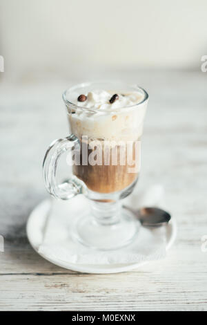 Close-up of an Irish café sur une table en bois Banque D'Images