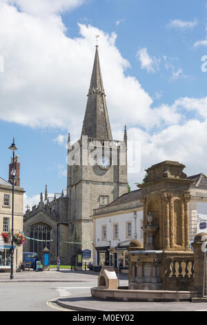 Place de marché montrant St Andrew's Anglican Church, Chippenham, Wiltshire, Angleterre, Royaume-Uni Banque D'Images