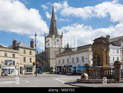 Place de marché montrant St Andrew's Anglican Church, Chippenham, Wiltshire, Angleterre, Royaume-Uni Banque D'Images