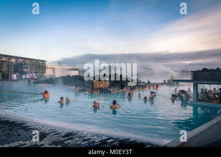 Jokulsarlon glacial LAGOON, Iceland. Des foules de touristes et les gens se baigner et prendre un verre dans les eaux chaudes de la baignoire géothermique resort Banque D'Images