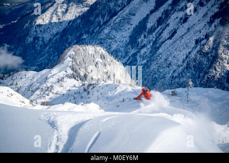L'homme le ski en neige poudreuse, Alpes, Kitzsteinhorn, Salzbourg, Autriche Banque D'Images