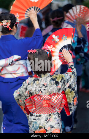 Woman dancing Bon Odori festival, Banque D'Images