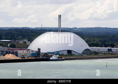 Le dôme argenté de valorisation énergétique de Marchwood ERF Installation usine d'incinération à côté de l'estuaire de la rivière en face de test du port de Southampton Banque D'Images