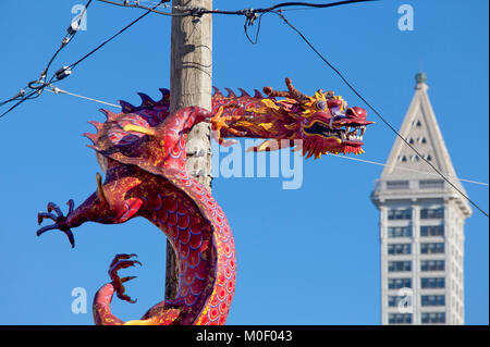 Dragon sur un poteau téléphonique dans la circonscription internationale, Smith Tower, Seattle, Washington, USA Banque D'Images