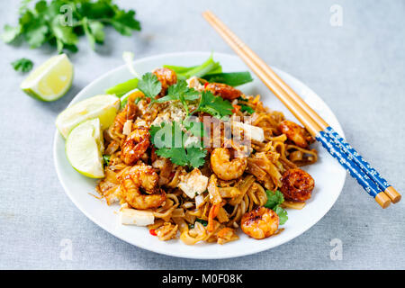 Pad Thai noodles avec le tofu et les crevettes Banque D'Images