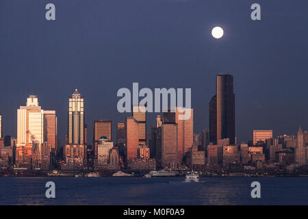 Pleine lune s'élève au-dessus de Seattle, Washington, USA Banque D'Images