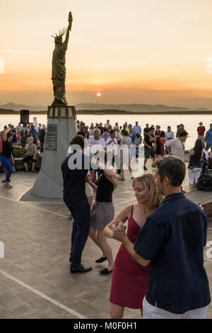 Sur la plage de salsa dacing Alki, Seattle, Washington, USA Banque D'Images