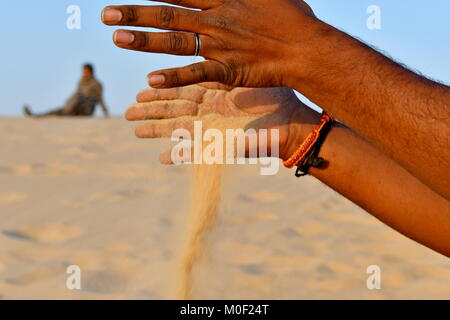 Désert de sable dans les mains des indiens se rendant sur les déserts de l'Arabie saoudite en tant que destination de voyage Banque D'Images