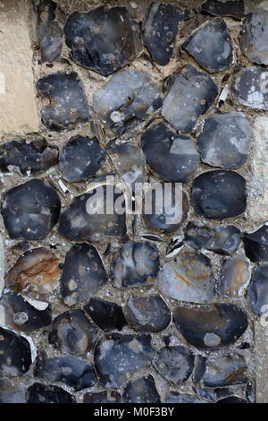 Un mur en silex dans l'East Anglia, en Angleterre. Le silex, une variété de chert, a été utilisé comme matériau de construction depuis l'époque Romaine Banque D'Images