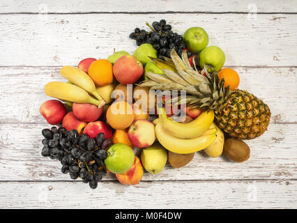 Assortiment de fruits exotiques sur fond de bois blanc Banque D'Images