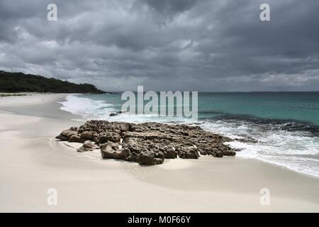 Plage de sable blanc de l'Australie - Hyams Beach à Jervis bay, Nouvelle-Galles du Sud. Banque D'Images