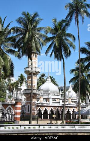 Kuala Lumpur, Malaisie - mosquée Jamek Masjid et de palmiers. En Asie du sud-est. Banque D'Images
