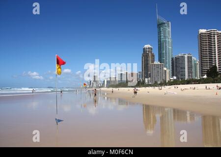 GOLD COAST, AUSTRALIE - 25 mars 2008 : personnes visitent la plage à Gold Coast, en Australie. Avec plus de 500 000 personnes, il est le 6ème plus peuplé ar Banque D'Images