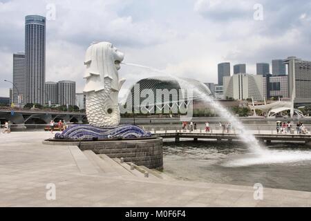La ville de Singapour, Singapour - 3 février 2008 : les touristes profiter de la skyline de Singapour. Singapour est la 4ème ville la plus visitée dans le monde entier avec environ Banque D'Images